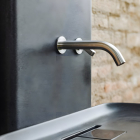 Agape Square ARUB1081 miscelatore a muro per lavabo con comando remoto | Edilceram Design